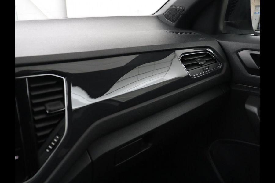 Volkswagen T-Roc 1.5 TSI Sport R Line | Trekhaak | Carplay | Full LED | Navigatie | Virtual Cockpit | Adaptive cruise | Parkeerhulp | 18'' | Climate control | Bluetooth | Getint glas