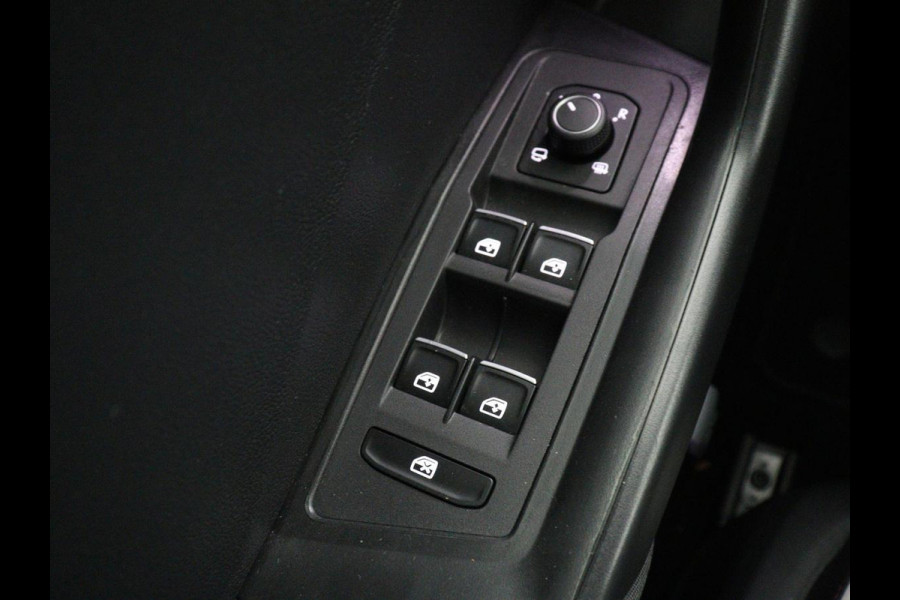 Volkswagen T-Roc 1.5 TSI Sport R Line | Trekhaak | Carplay | Full LED | Navigatie | Virtual Cockpit | Adaptive cruise | Parkeerhulp | 18'' | Climate control | Bluetooth | Getint glas