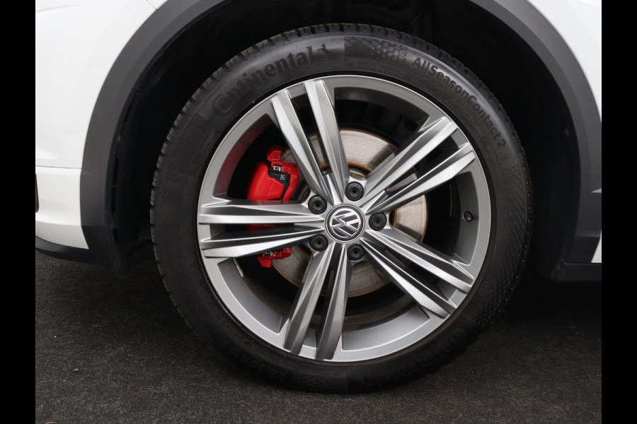 Volkswagen T-Roc 1.5 TSI Sport R Line | Trekhaak | Carplay | Full LED | Navigatie | Virtual Cockpit | Adaptive cruise | Parkeerhulp | 18'' | Climate control | Bluetooth | Getint glas