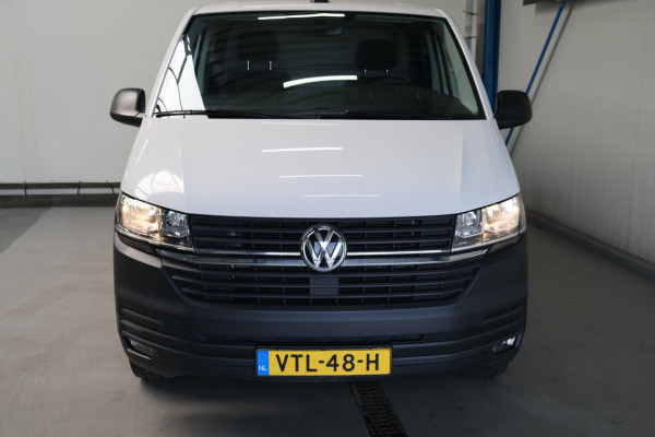 Volkswagen Transporter 2.0 TDI L2H1 28 - N.A.P. Airco, Cruise, Carplay, PDC, Trekhaak.