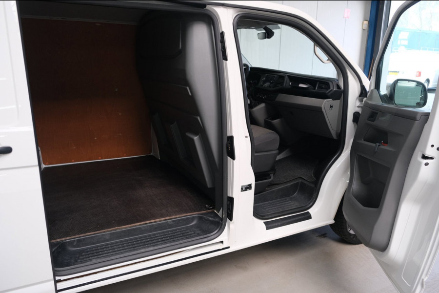 Volkswagen Transporter 2.0 TDI L2H1 28 - N.A.P. Airco, Cruise, Carplay, PDC, Trekhaak.