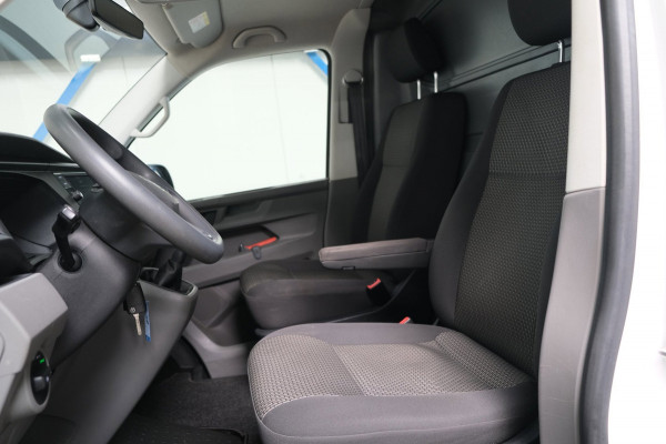 Volkswagen Transporter 2.0 TDI L2H1 28 - N.A.P. Airco, Cruise, Carplay, PDC, Trekhaak.