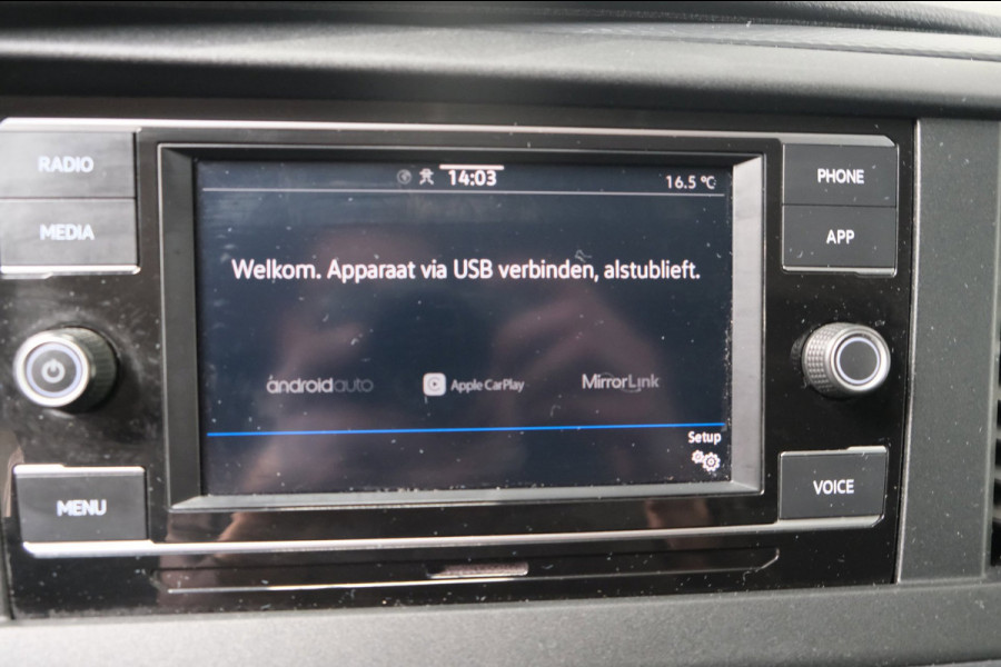 Volkswagen Transporter 2.0 TDI L2H1 28 - N.A.P. Airco, Cruise, Carplay, PDC, Trekhaak.