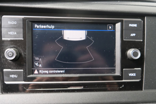 Volkswagen Transporter 2.0 TDI L2H1 28 - N.A.P. Airco, Cruise, Carplay, PDC, Trekhaak.