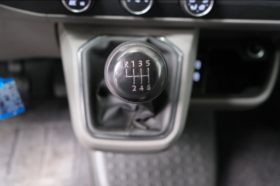 Volkswagen Transporter 2.0 TDI L2H1 28 - N.A.P. Airco, Cruise, Carplay, PDC, Trekhaak.