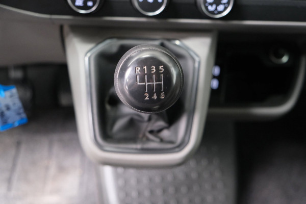 Volkswagen Transporter 2.0 TDI L2H1 28 - N.A.P. Airco, Cruise, Carplay, PDC, Trekhaak.