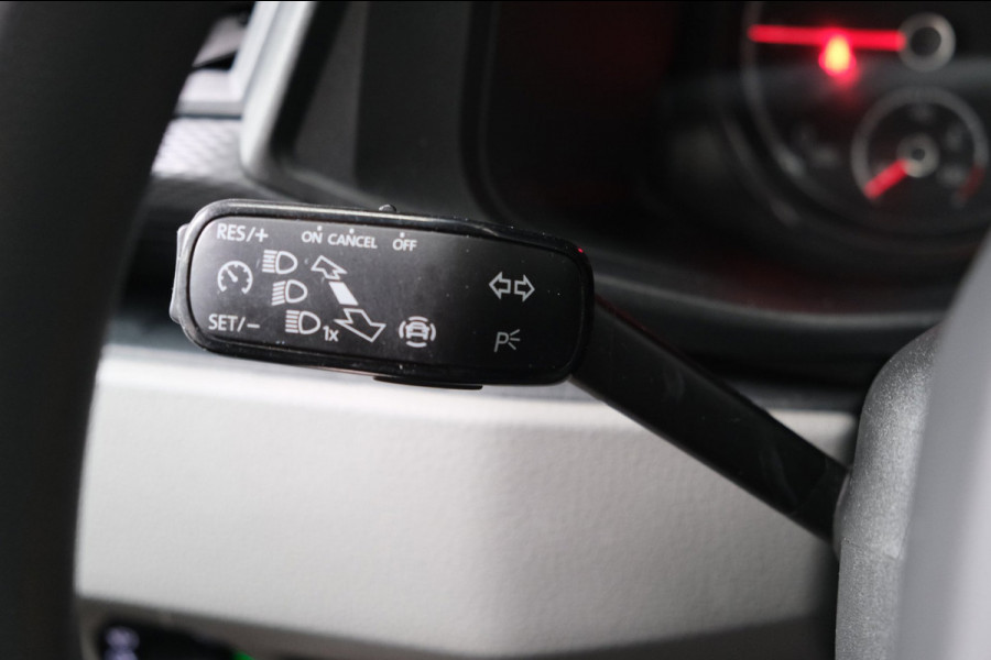 Volkswagen Transporter 2.0 TDI L2H1 28 - N.A.P. Airco, Cruise, Carplay, PDC, Trekhaak.