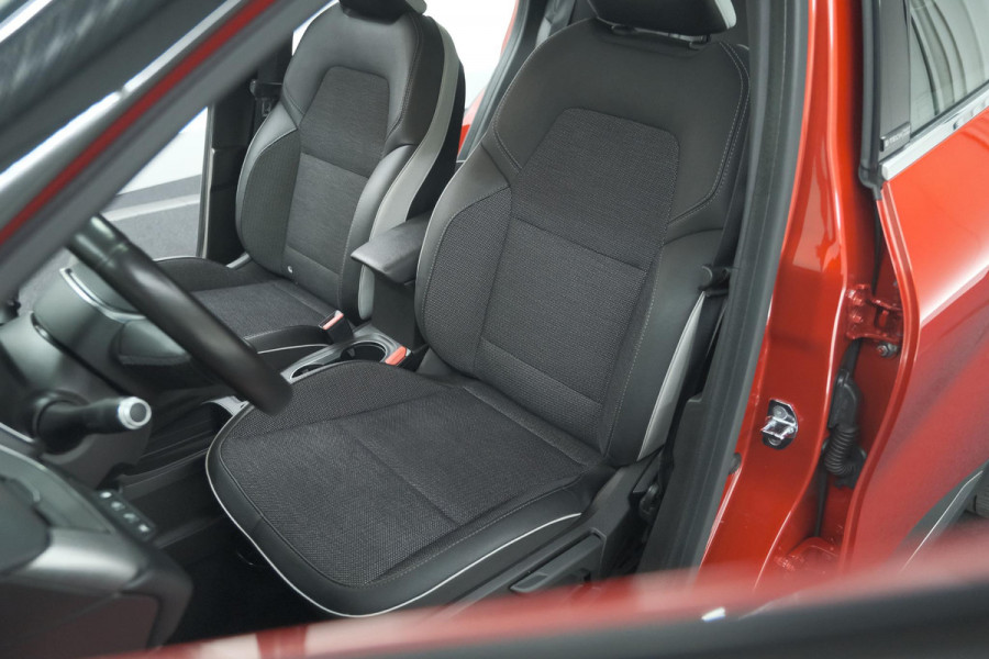 Renault Captur 1.6 E-Tech Plug-in Hybrid 160 Intens | Pack Winter | Apple Carplay | 9.3 Inch Groot Scherm | Parkeersensoren