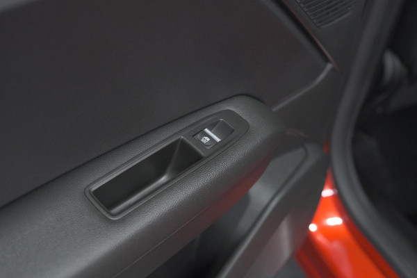 Renault Captur 1.6 E-Tech Plug-in Hybrid 160 Intens | Pack Winter | Apple Carplay | 9.3 Inch Groot Scherm | Parkeersensoren