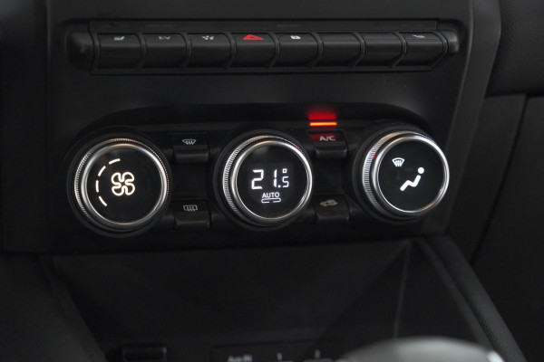 Renault Captur 1.6 E-Tech Plug-in Hybrid 160 Intens | Pack Winter | Apple Carplay | 9.3 Inch Groot Scherm | Parkeersensoren