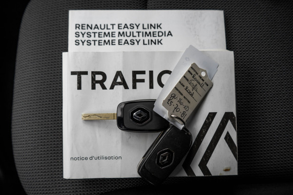 Renault Trafic Blue dCi 150PK | L2H1 | 9-Zits | Incl. BTW/BPM | LED LED | Camera | Navi | Zijschuifdeur R+L | Cruise | Airco | PDC