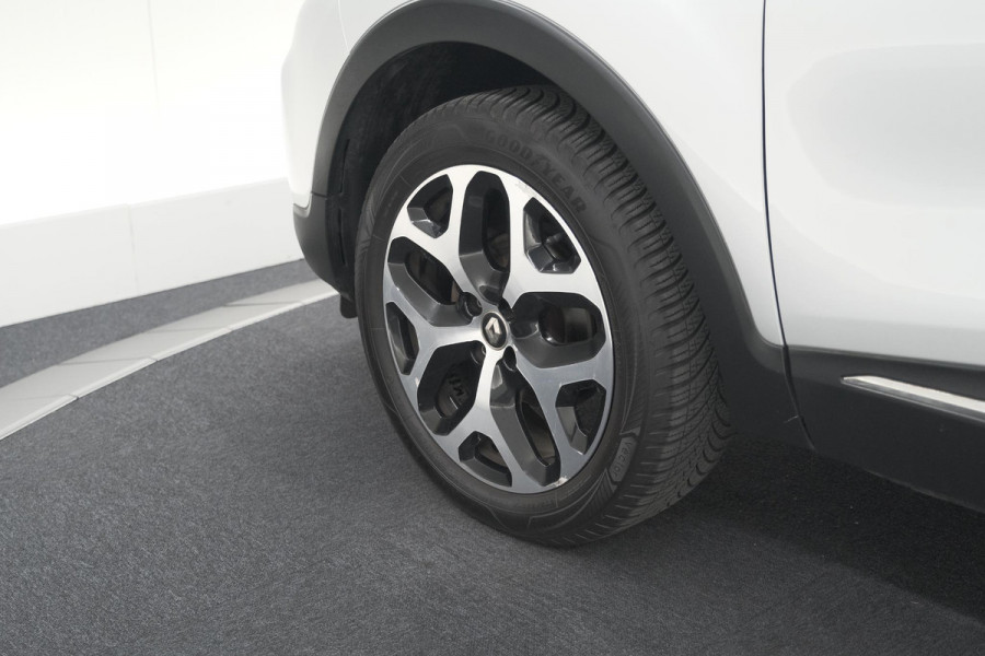 Renault Captur TCe 90 Intens | Trekhaak | AllSeason banden | Navigatie | Parkeersensoren