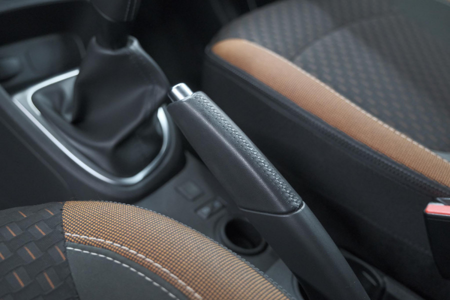 Renault Captur TCe 90 Intens | Trekhaak | AllSeason banden | Navigatie | Parkeersensoren