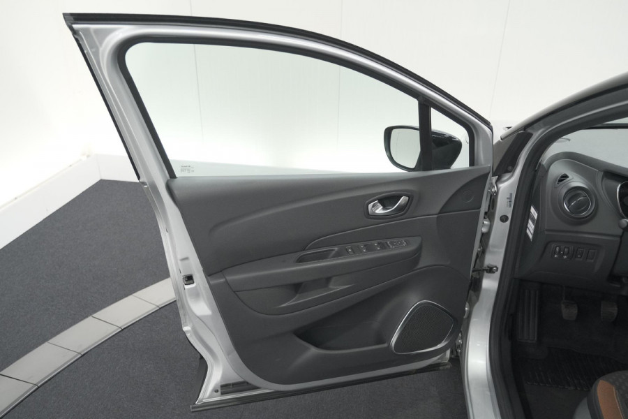 Renault Captur TCe 90 Intens | Trekhaak | AllSeason banden | Navigatie | Parkeersensoren