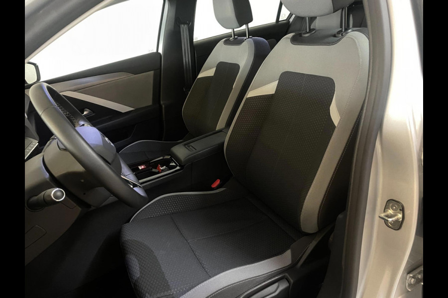 Opel Astra 1.2 Edition 110PK AIRCO NAVI CRUISE TREKHAAK ELEK RAMEN APPLE CARPLAY MULTI STUUR START KNOP VELGEN NIEUWSTAAT