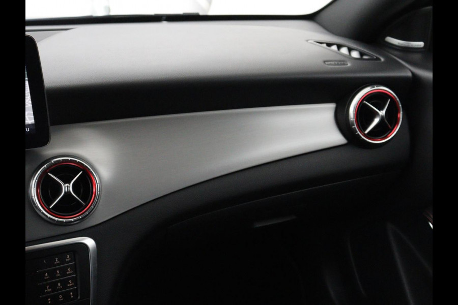 Mercedes-Benz CLA-Klasse Shooting Brake 180 AMG | Stoelverwarming | Leder/Alcantara | Harman/Kardon | Camera | Full LED | Carplay | Navigatie | Cruise control | Airco | Park Assist