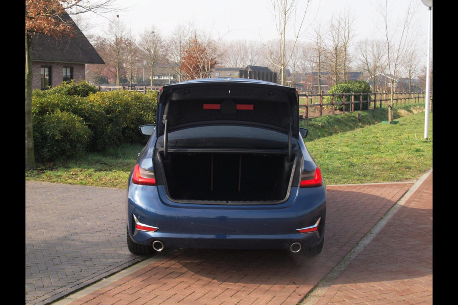 BMW 3 Serie 318i High Executive | Laser Led | Schuifdak | Camera | Sfeerverlichting | Sport stoelen leer | Zwarte Hemel |