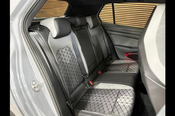 Volkswagen Golf 1.5 eTSI R-Line | IQ LED | Licht + Zicht | Discover Media | Camera | Comfort Pakket | CarPlay | DAB+ |
