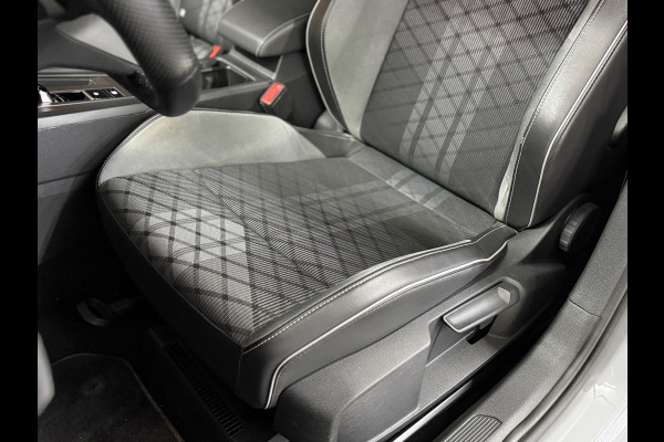 Volkswagen Golf 1.5 eTSI R-Line | IQ LED | Licht + Zicht | Discover Media | Camera | Comfort Pakket | CarPlay | DAB+ |