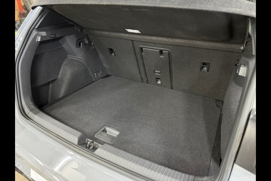 Volkswagen Golf 1.5 eTSI R-Line | IQ LED | Licht + Zicht | Discover Media | Camera | Comfort Pakket | CarPlay | DAB+ |