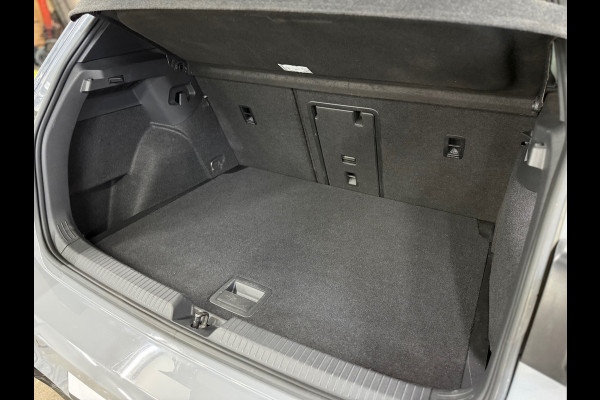 Volkswagen Golf 1.5 eTSI R-Line | IQ LED | Licht + Zicht | Discover Media | Camera | Comfort Pakket | CarPlay | DAB+ |