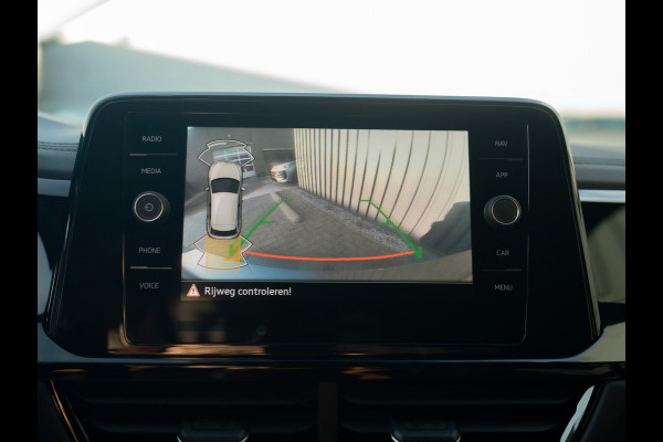 Volkswagen T-Roc 1.5 TSI R-Line Business | Panodak | 19'' | IQ Light | Trekhaak afnb. | Side Assist | Elk. A-klep | Prijs Rijklaar!!