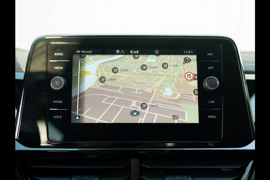 Volkswagen T-Roc 1.5 TSI R-Line Business | Panodak | 19'' | IQ Light | Trekhaak afnb. | Side Assist | Elk. A-klep | Prijs Rijklaar!!