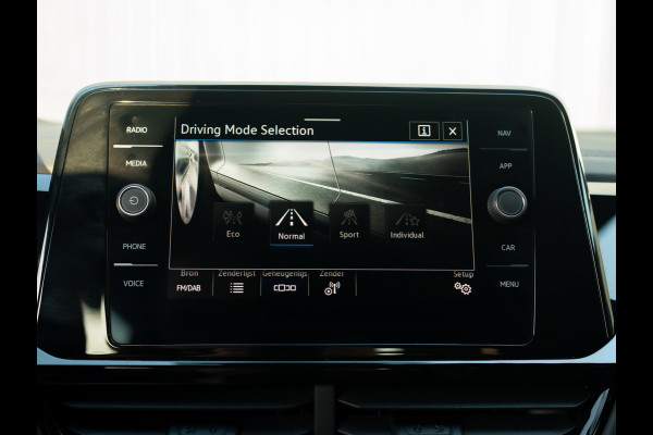 Volkswagen T-Roc 1.5 TSI R-Line Business | Panodak | 19'' | IQ Light | Trekhaak afnb. | Side Assist | Elk. A-klep | Prijs Rijklaar!!