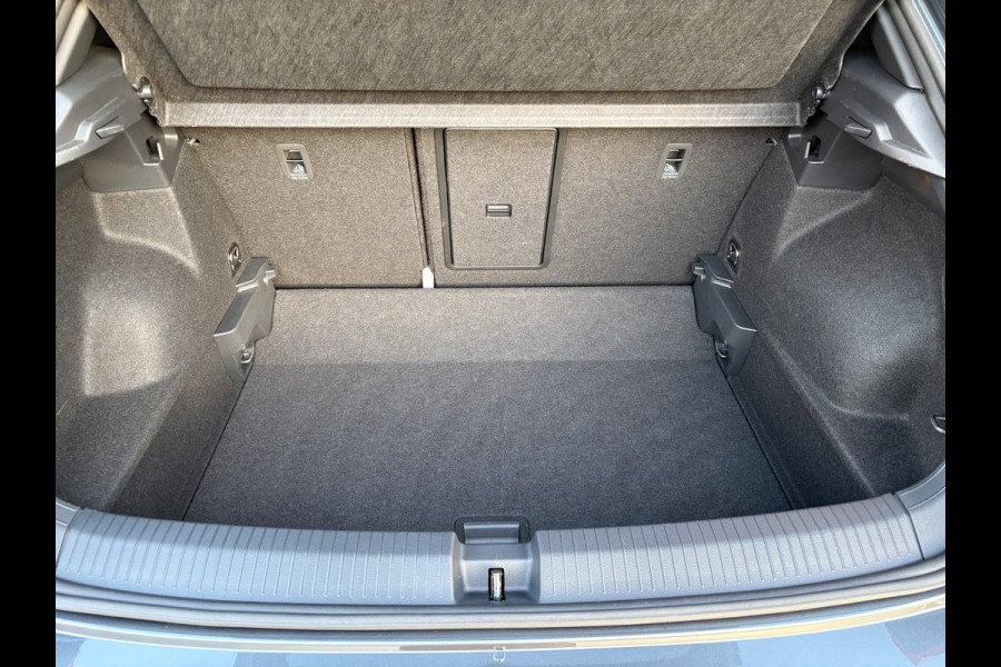 Volkswagen T-Roc 1.5 TSI R-Line Business | Panodak | 19'' | IQ Light | Trekhaak afnb. | Side Assist | Elk. A-klep | Prijs Rijklaar!!