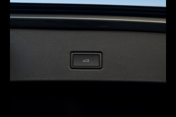 Volkswagen T-Roc 1.5 TSI R-Line Business | Panodak | 19'' | IQ Light | Trekhaak afnb. | Side Assist | Elk. A-klep | Prijs Rijklaar!!