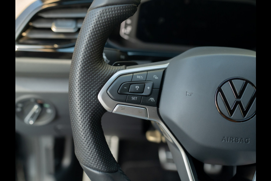 Volkswagen T-Roc 1.5 TSI R-Line Business | Panodak | 19'' | IQ Light | Trekhaak afnb. | Side Assist | Elk. A-klep | Prijs Rijklaar!!