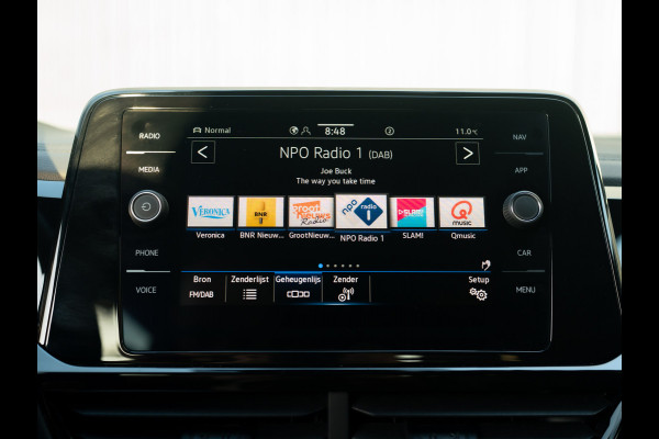 Volkswagen T-Roc 1.5 TSI R-Line Business | Panodak | 19'' | IQ Light | Trekhaak afnb. | Side Assist | Elk. A-klep | Prijs Rijklaar!!