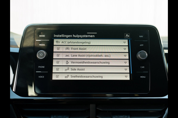 Volkswagen T-Roc 1.5 TSI R-Line Business | Panodak | 19'' | IQ Light | Trekhaak afnb. | Side Assist | Elk. A-klep | Prijs Rijklaar!!