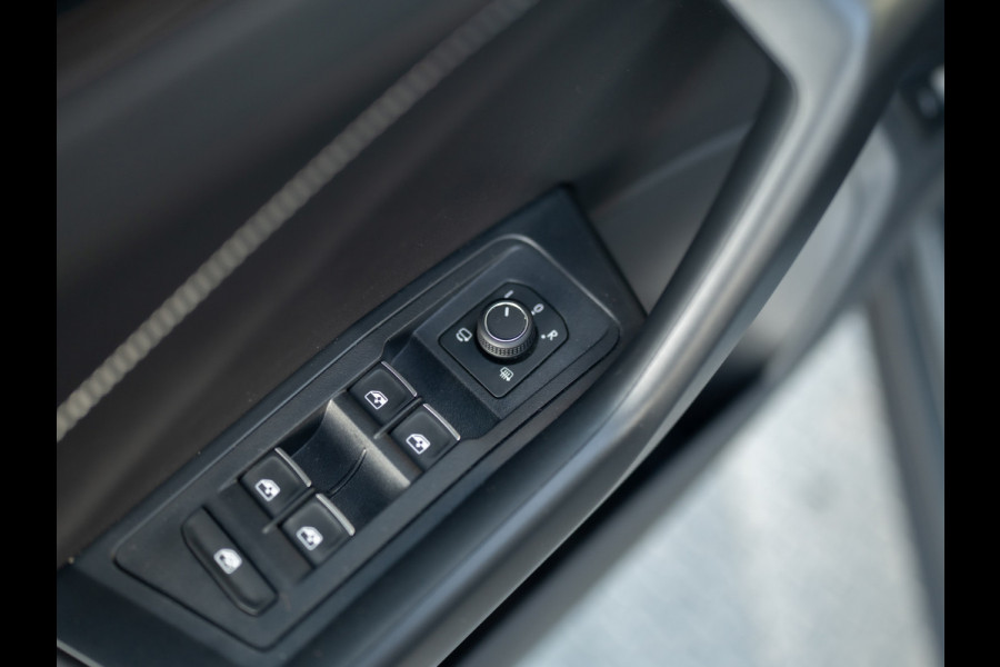 Volkswagen T-Roc 1.5 TSI R-Line Business | Panodak | 19'' | IQ Light | Trekhaak afnb. | Side Assist | Elk. A-klep | Prijs Rijklaar!!