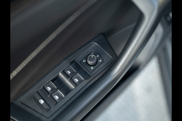 Volkswagen T-Roc 1.5 TSI R-Line Business | Panodak | 19'' | IQ Light | Trekhaak afnb. | Side Assist | Elk. A-klep | Prijs Rijklaar!!