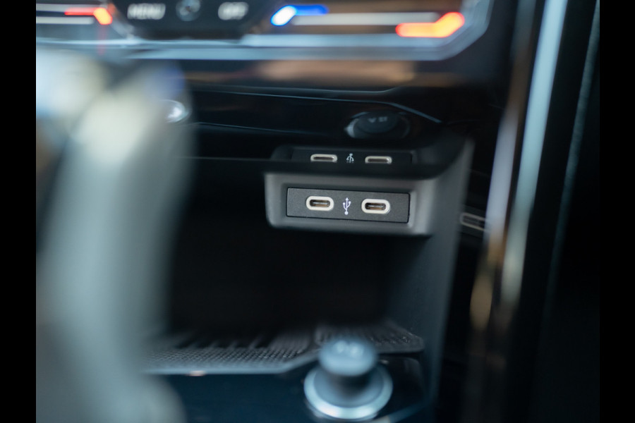 Volkswagen T-Roc 1.5 TSI R-Line Business | Panodak | 19'' | IQ Light | Trekhaak afnb. | Side Assist | Elk. A-klep | Prijs Rijklaar!!