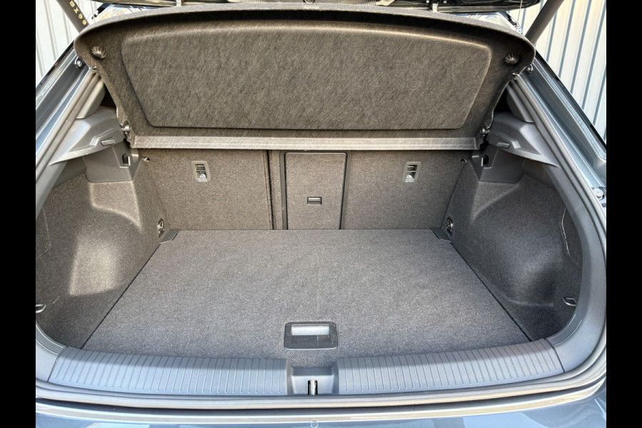 Volkswagen T-Roc 1.5 TSI R-Line Business | Panodak | 19'' | IQ Light | Trekhaak afnb. | Side Assist | Elk. A-klep | Prijs Rijklaar!!
