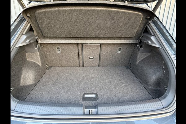 Volkswagen T-Roc 1.5 TSI R-Line Business | Panodak | 19'' | IQ Light | Trekhaak afnb. | Side Assist | Elk. A-klep | Prijs Rijklaar!!