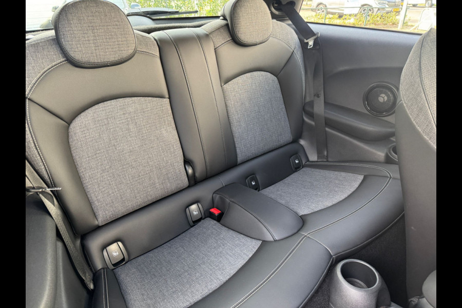 MINI Cooper SE Classic Head-Up Harman/Kardon Panoramadak Leder Sportstoel Neem contact op en we maken een afspraak!