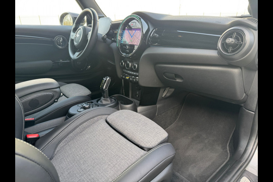 MINI Cooper SE Classic Head-Up Harman/Kardon Panoramadak Leder Sportstoel Neem contact op en we maken een afspraak!