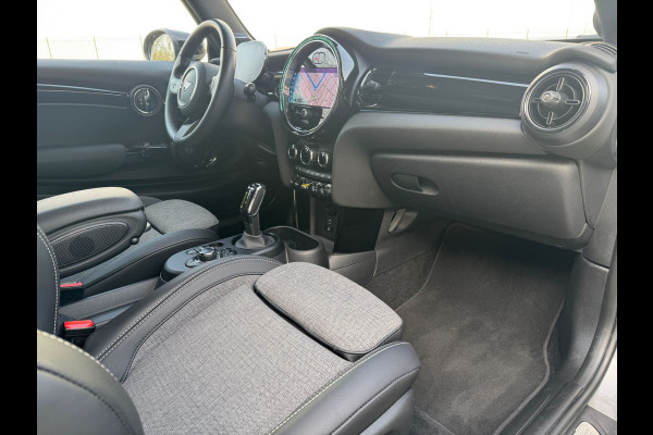 MINI Cooper SE Classic Head-Up Harman/Kardon Panoramadak Leder Sportstoel Neem contact op en we maken een afspraak!