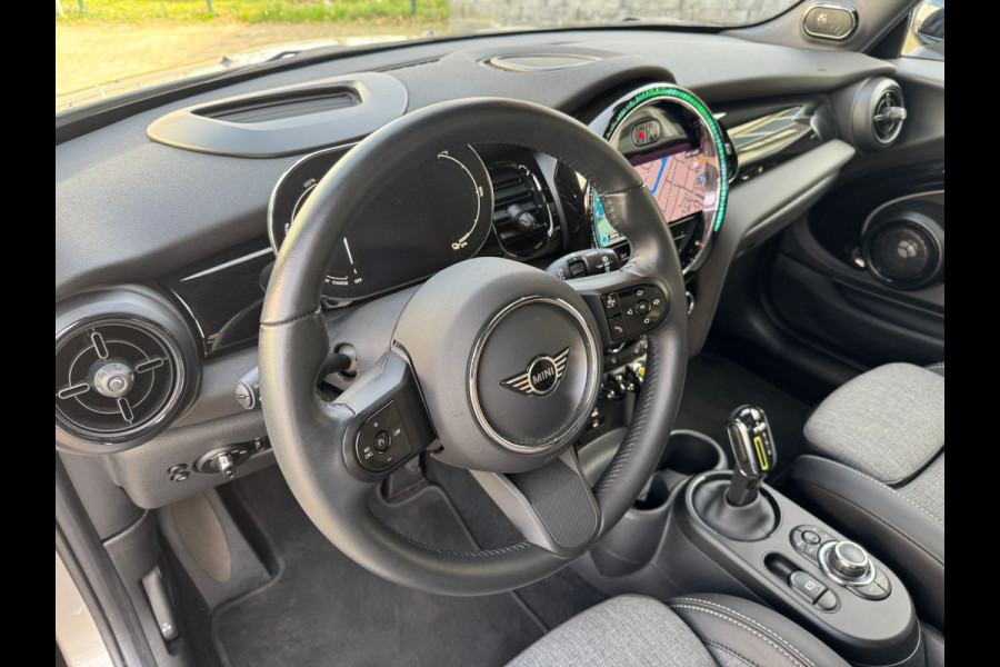 MINI Cooper SE Classic Head-Up Harman/Kardon Panoramadak Leder Sportstoel Neem contact op en we maken een afspraak!