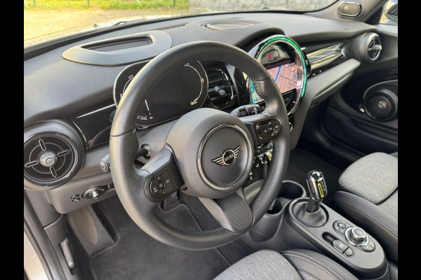 MINI Cooper SE Classic Head-Up Harman/Kardon Panoramadak Leder Sportstoel Neem contact op en we maken een afspraak!