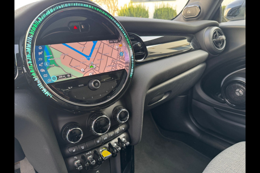 MINI Cooper SE Classic Head-Up Harman/Kardon Panoramadak Leder Sportstoel Neem contact op en we maken een afspraak!