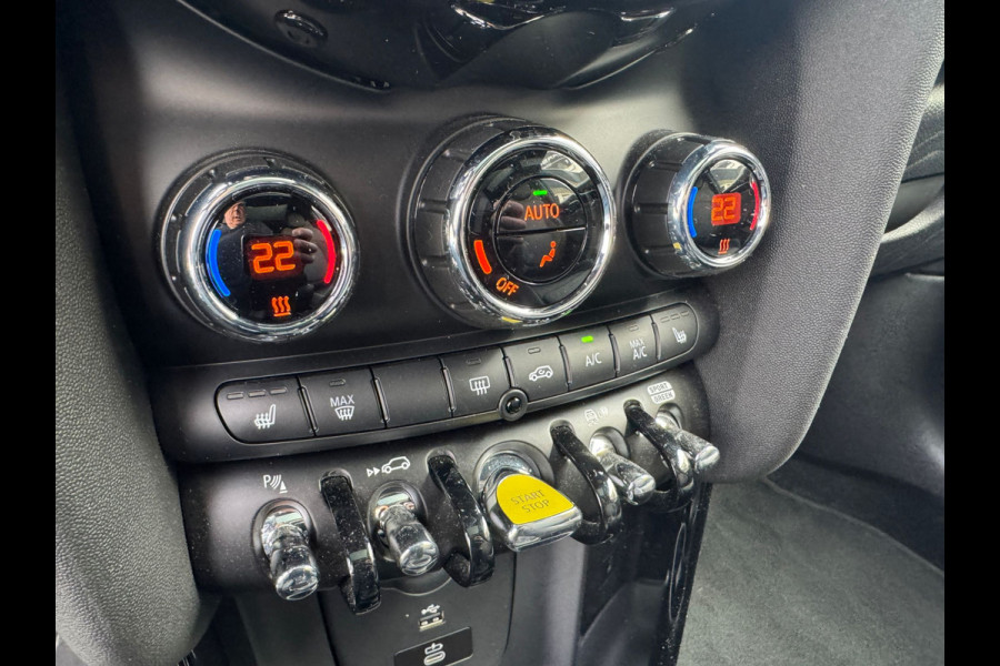 MINI Cooper SE Classic Head-Up Harman/Kardon Panoramadak Leder Sportstoel Neem contact op en we maken een afspraak!