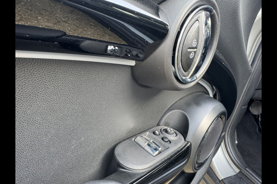 MINI Cooper SE Classic Head-Up Harman/Kardon Panoramadak Leder Sportstoel Neem contact op en we maken een afspraak!