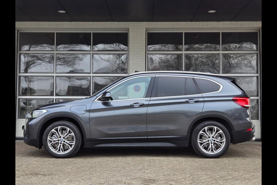 BMW X1 XDRIVE25E SPORT LINE | SPORTSTOELEN | PANORAMA | CAMERA | KEYLESS |