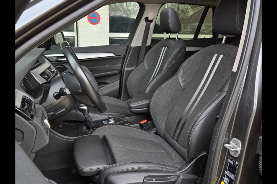 BMW X1 XDRIVE25E SPORT LINE | SPORTSTOELEN | PANORAMA | CAMERA | KEYLESS |