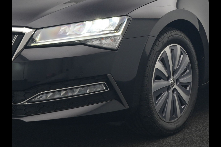 Škoda Superb Combi 1.4 TSI iV Business Edition Plus Plug In Hybrid 218pk PHEV | Trekhaak Af Fabriek | Crystal LED | Canton Audio | Sportstoelen & Stuur Verwarmd | Camera | Keyless | Cruise Control | Navigatie | Apple Carplay | Virtual | DAB | 17"L.M |
