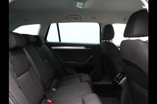 Škoda Superb Combi 1.4 TSI iV Business Edition Plus Plug In Hybrid 218pk PHEV | Trekhaak Af Fabriek | Crystal LED | Canton Audio | Sportstoelen & Stuur Verwarmd | Camera | Keyless | Cruise Control | Navigatie | Apple Carplay | Virtual | DAB | 17"L.M |